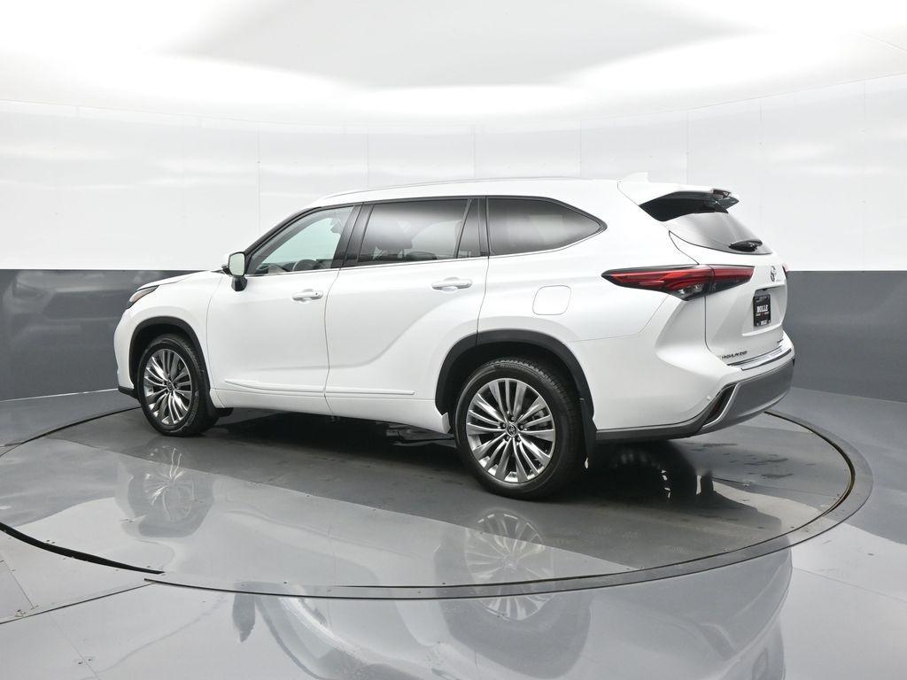 used 2022 Toyota Highlander car, priced at $43,869