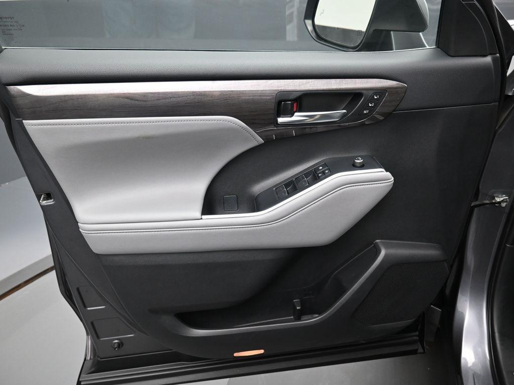 used 2022 Toyota Highlander Hybrid car, priced at $46,995