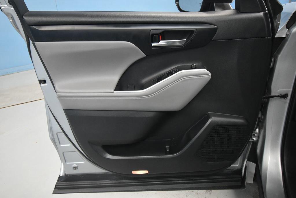 used 2020 Toyota Highlander car, priced at $26,337