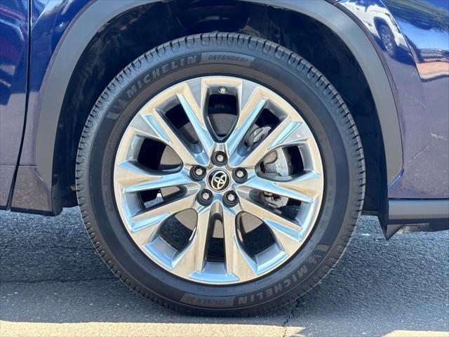 used 2021 Toyota Highlander car, priced at $33,578