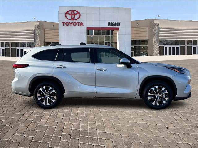 used 2022 Toyota Highlander car, priced at $30,397