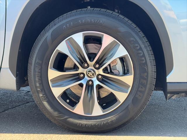 used 2022 Toyota Highlander Hybrid car, priced at $38,385