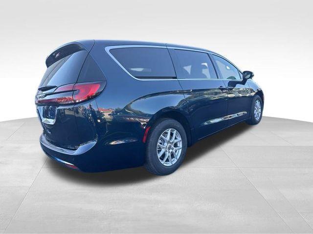 new 2025 Chrysler Pacifica car, priced at $42,640