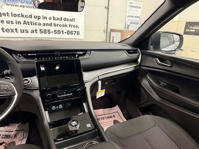 new 2025 Jeep Grand Cherokee car, priced at $39,172