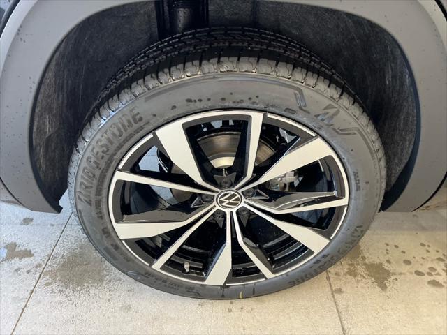 new 2025 Volkswagen Atlas car, priced at $54,956