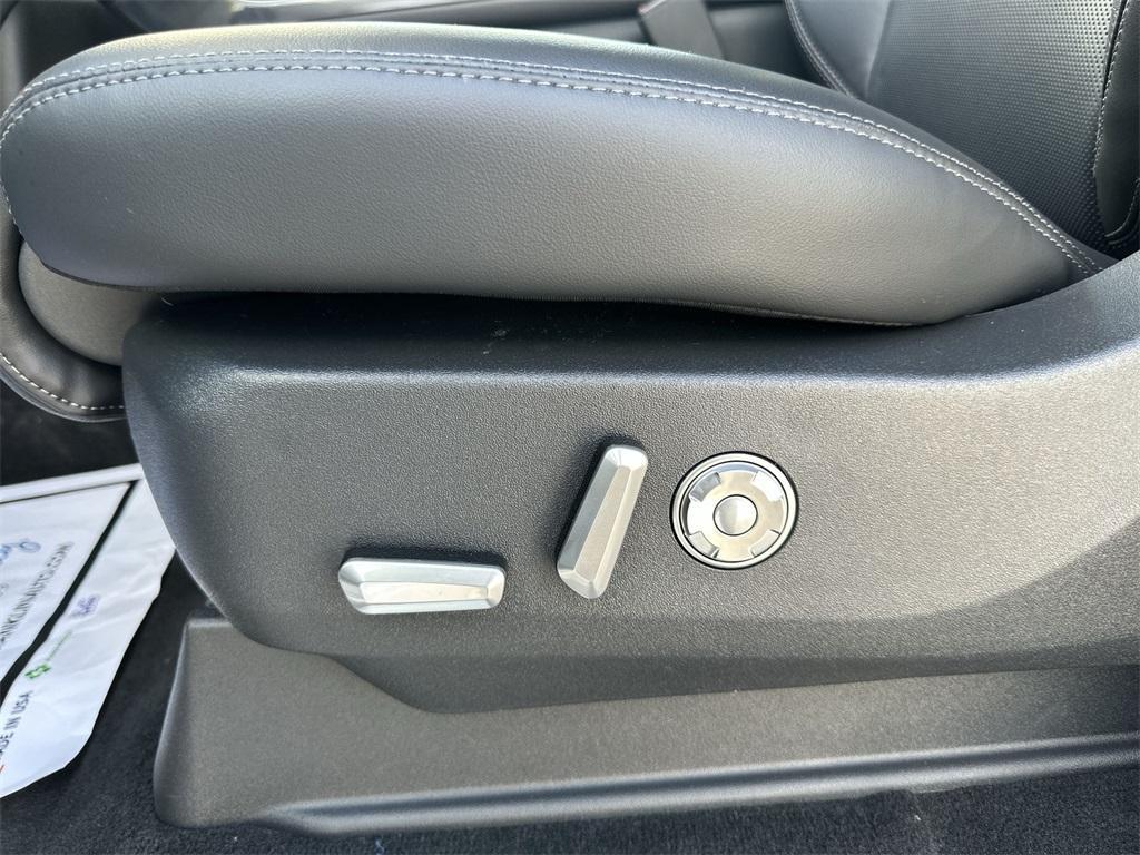 new 2025 Lincoln Navigator car, priced at $102,527