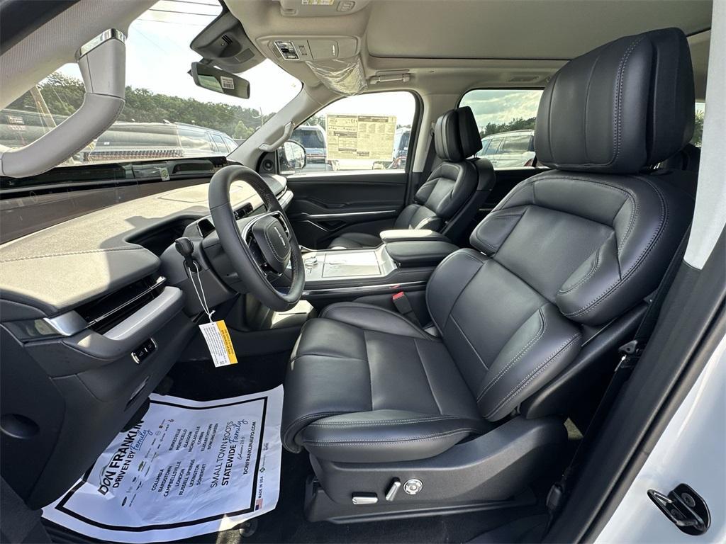 new 2025 Lincoln Navigator car, priced at $102,527