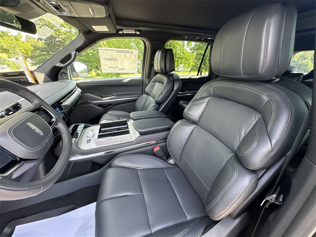 new 2025 Lincoln Navigator car, priced at $102,957