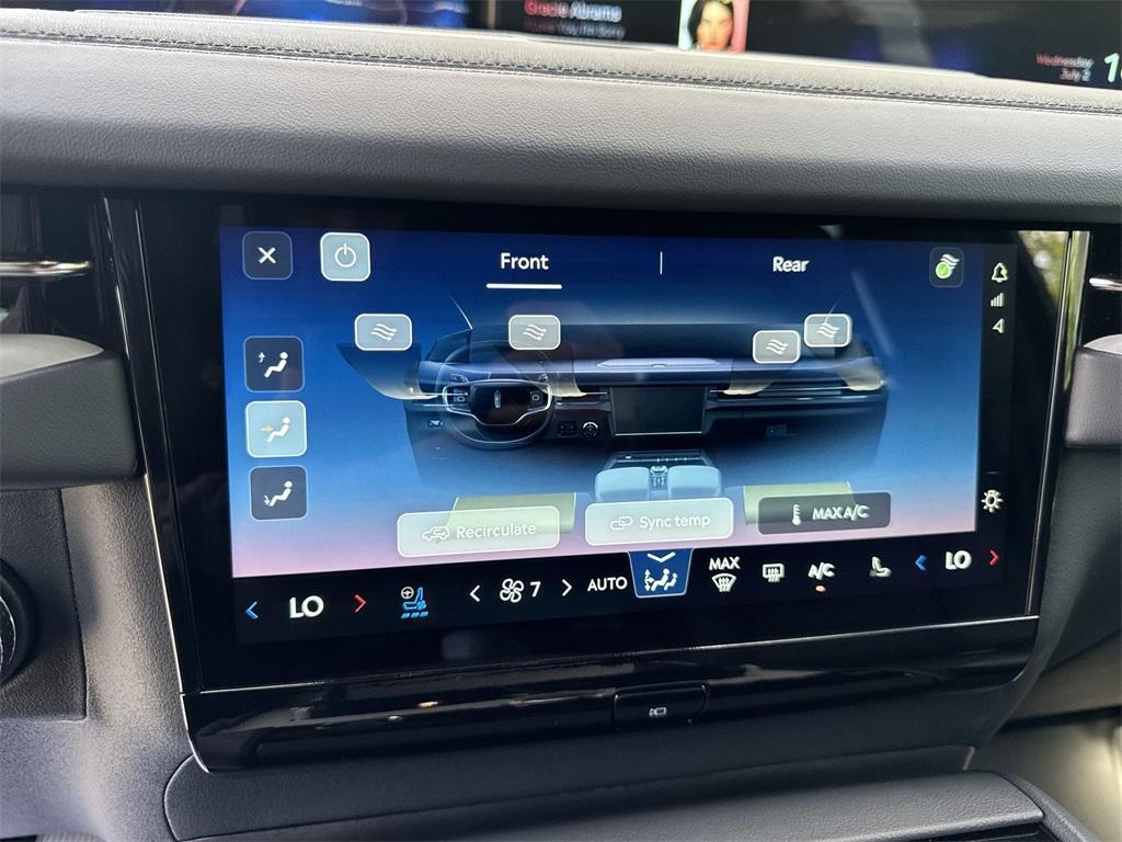 new 2025 Lincoln Navigator car, priced at $102,957