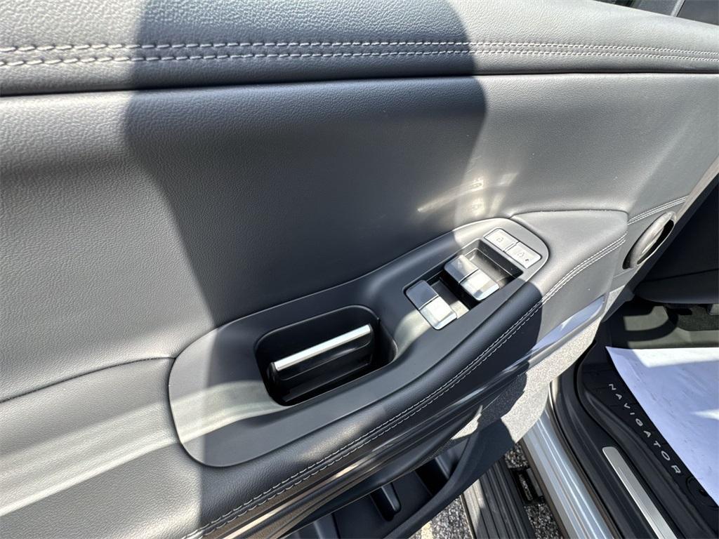 new 2025 Lincoln Navigator car, priced at $102,957