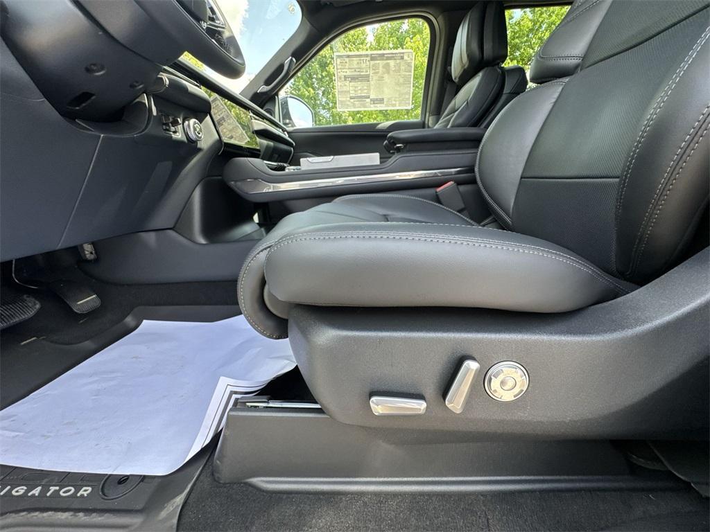 new 2025 Lincoln Navigator car, priced at $102,957