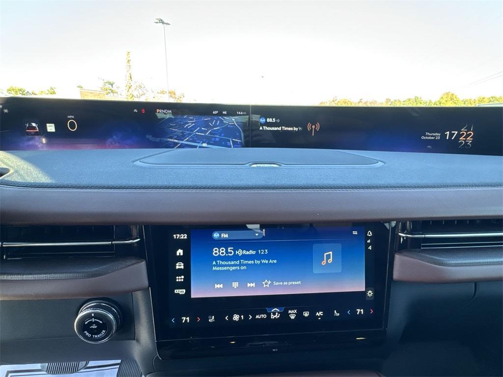 new 2025 Lincoln Navigator car, priced at $106,715