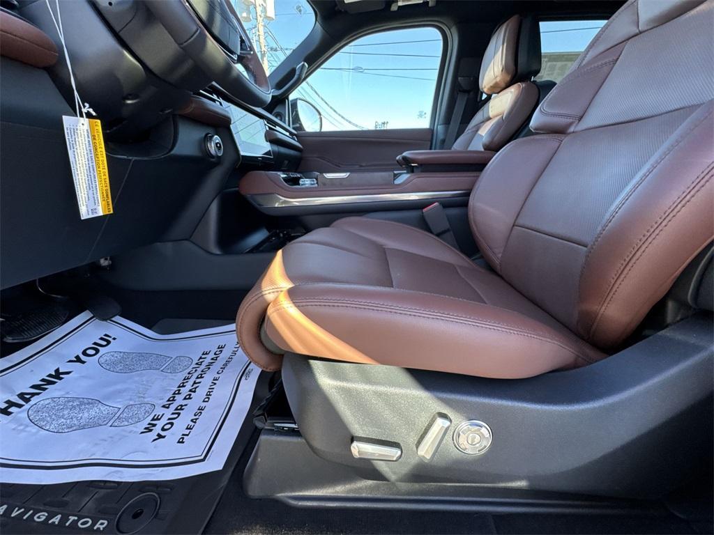 new 2025 Lincoln Navigator car, priced at $106,715