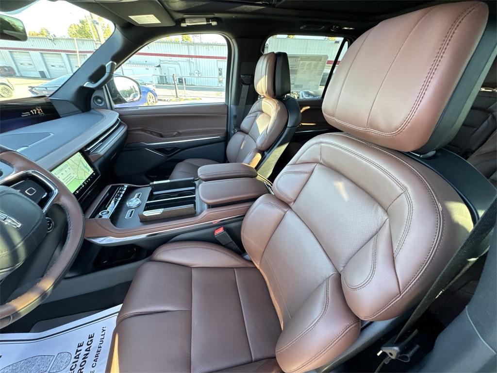 new 2025 Lincoln Navigator car, priced at $106,715