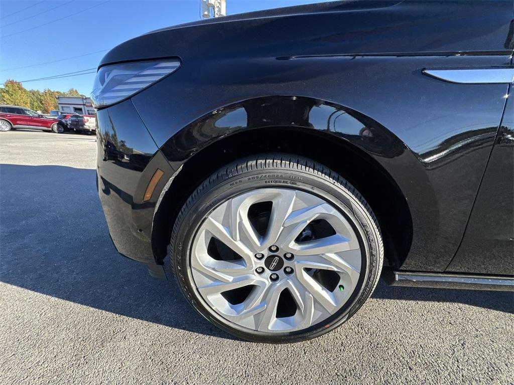 new 2025 Lincoln Navigator car, priced at $106,715
