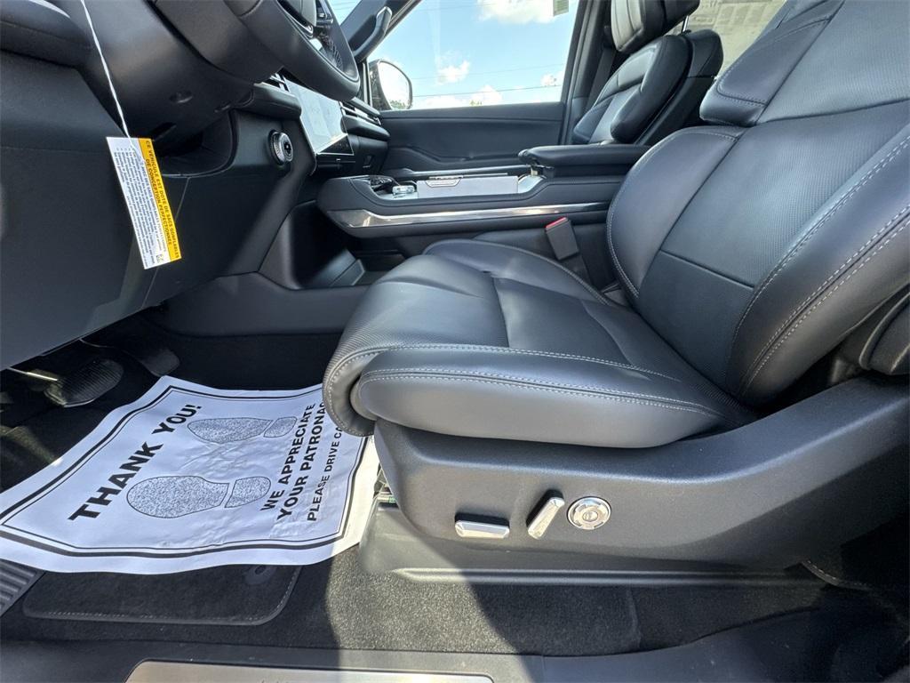 new 2025 Lincoln Navigator car, priced at $106,090