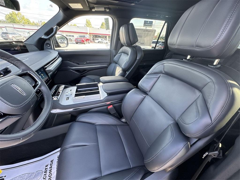 new 2025 Lincoln Navigator car, priced at $106,090