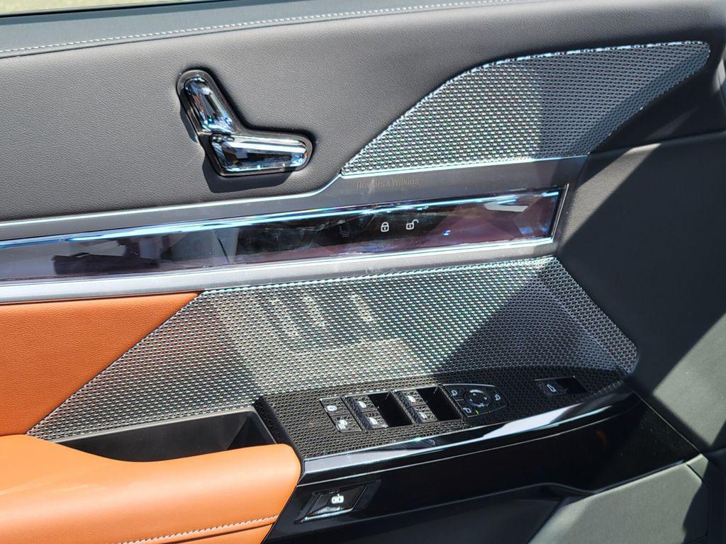 new 2025 BMW 760 car, priced at $127,925