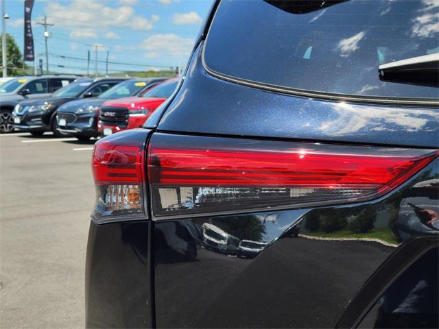 used 2021 Toyota Highlander car, priced at $33,497