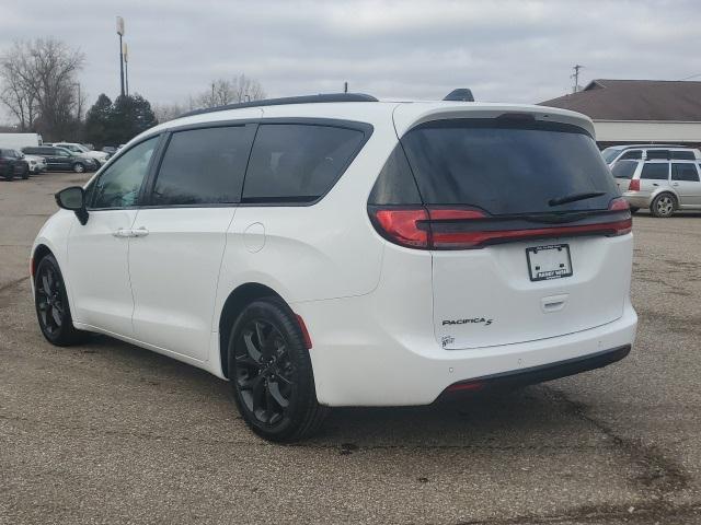 new 2024 Chrysler Pacifica car, priced at $42,664