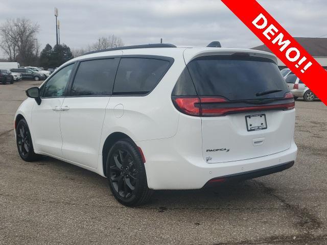 new 2024 Chrysler Pacifica car, priced at $36,312