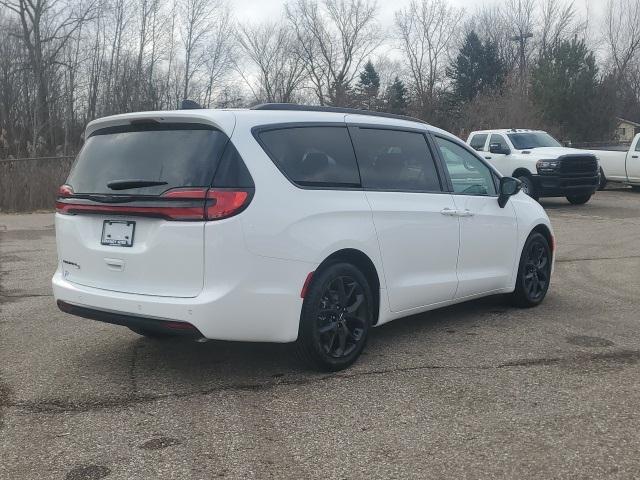 new 2024 Chrysler Pacifica car, priced at $42,664