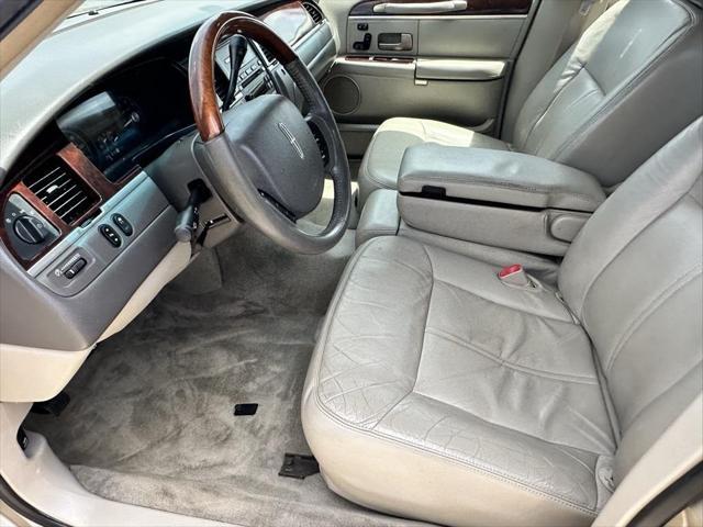 used 2009 Lincoln Town Car car, priced at $9,500