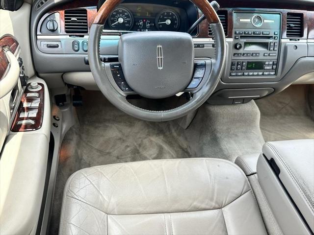 used 2009 Lincoln Town Car car, priced at $9,500