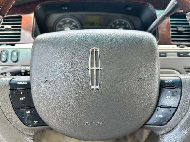 used 2009 Lincoln Town Car car, priced at $9,500