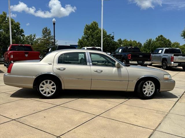 used 2009 Lincoln Town Car car, priced at $9,500