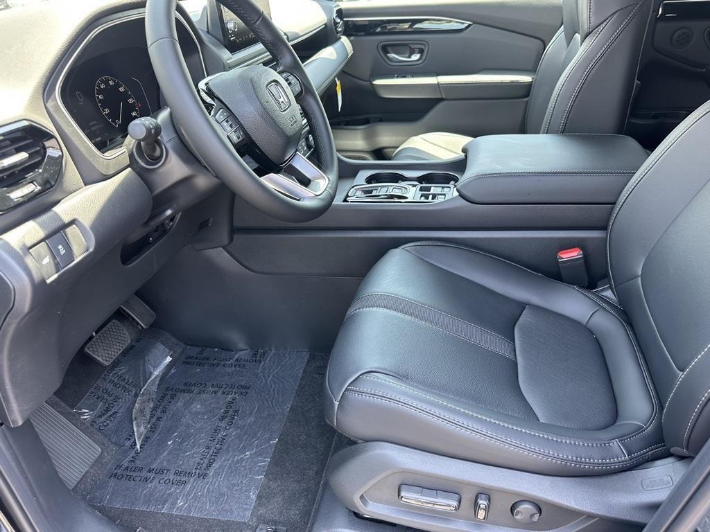 new 2025 Honda Pilot car, priced at $44,995