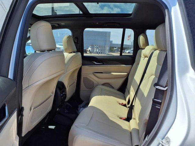 new 2025 Jeep Grand Cherokee car, priced at $40,999