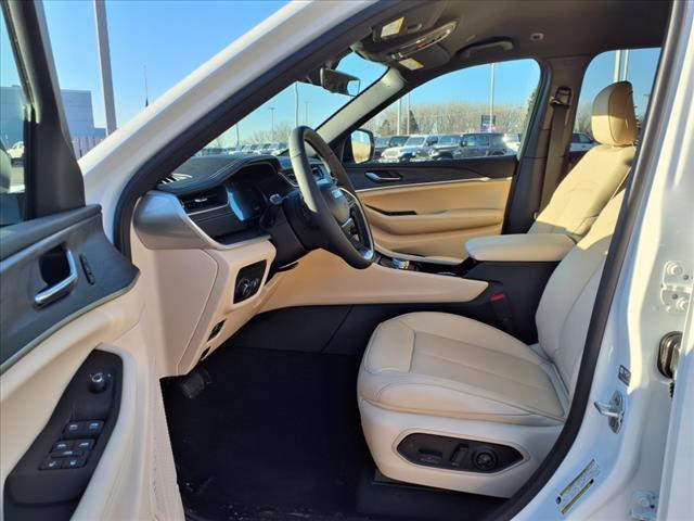 new 2025 Jeep Grand Cherokee car, priced at $40,160