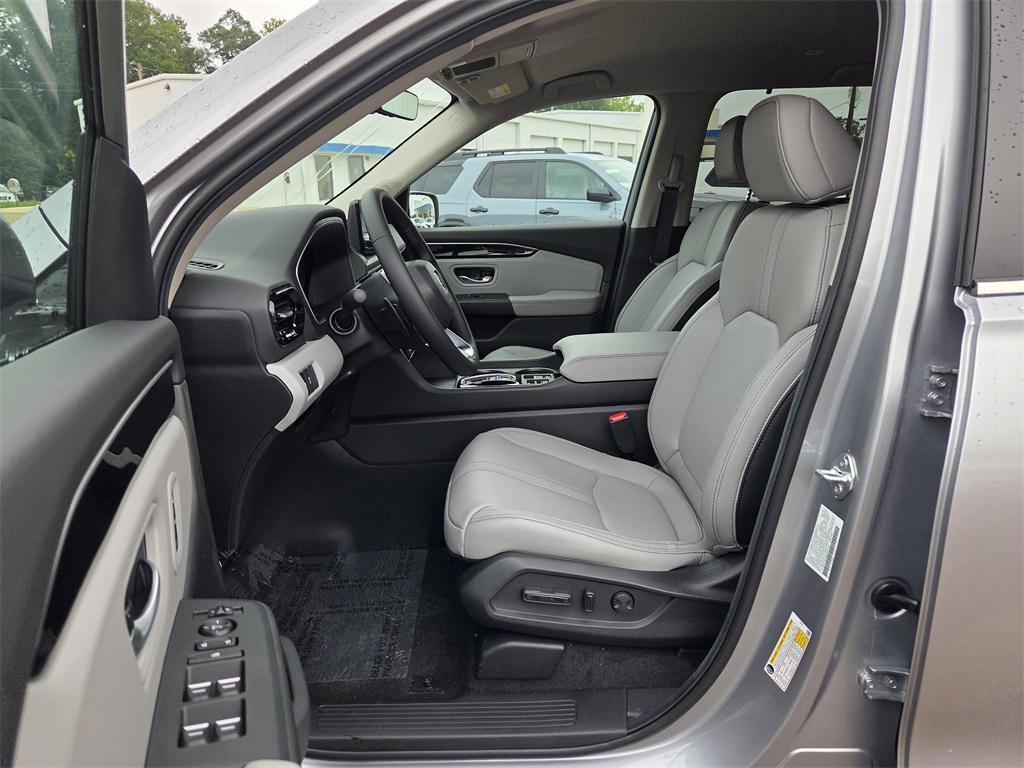 new 2025 Honda Pilot car, priced at $44,995