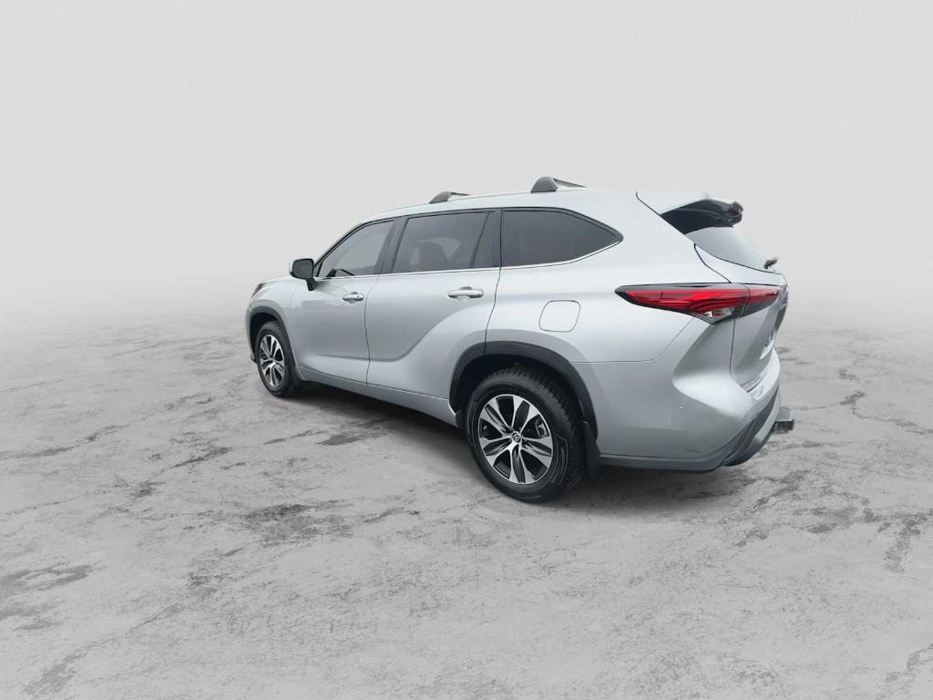 used 2022 Toyota Highlander car, priced at $30,727