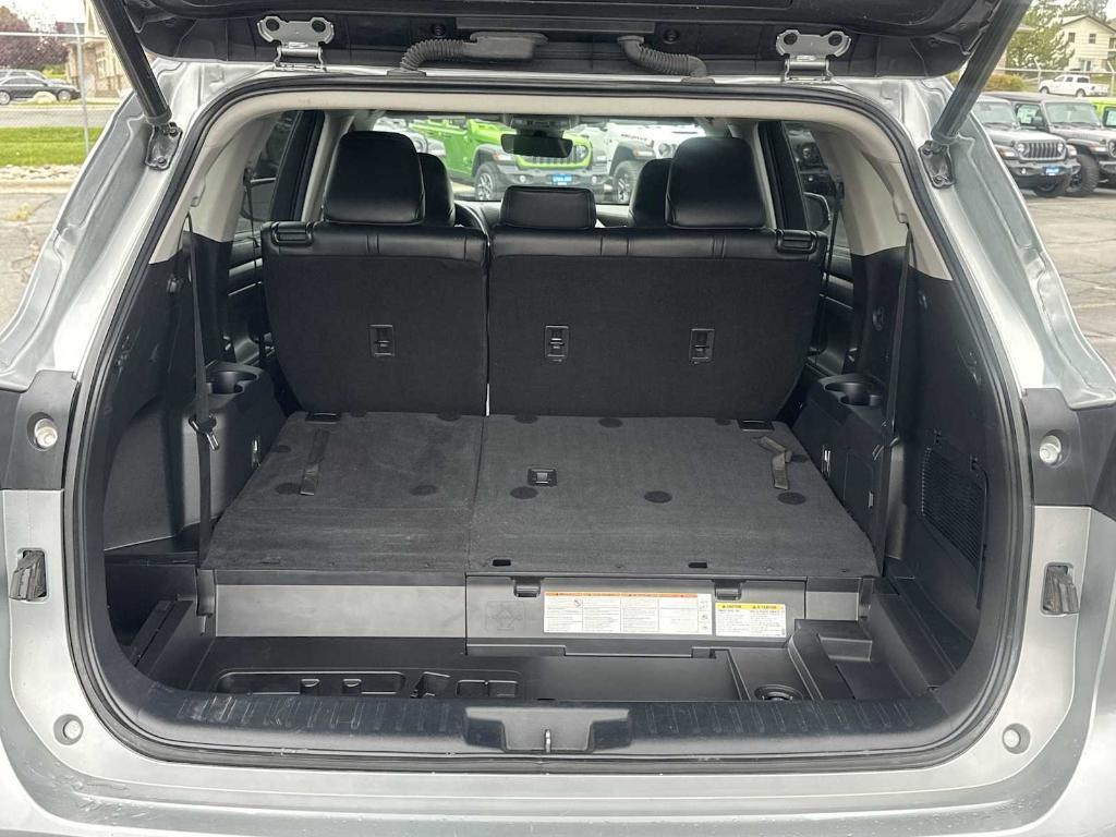 used 2022 Toyota Highlander car, priced at $30,727