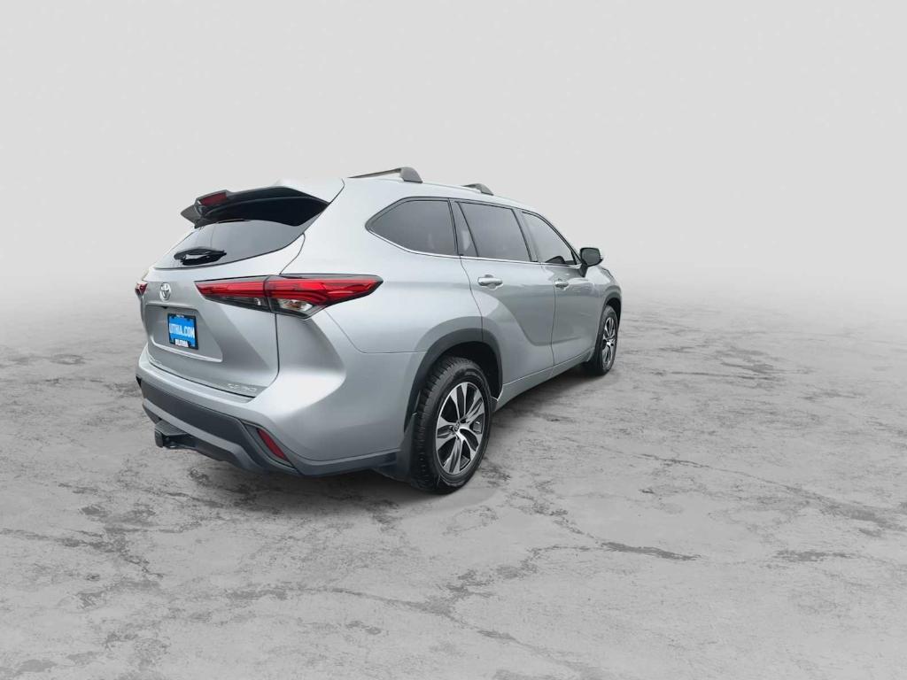 used 2022 Toyota Highlander car, priced at $30,727