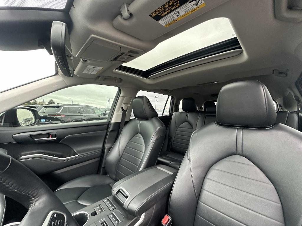 used 2022 Toyota Highlander car, priced at $30,727