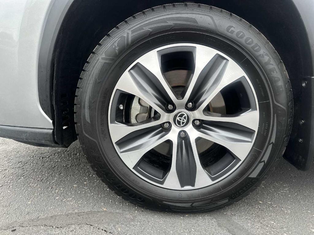 used 2022 Toyota Highlander car, priced at $30,727