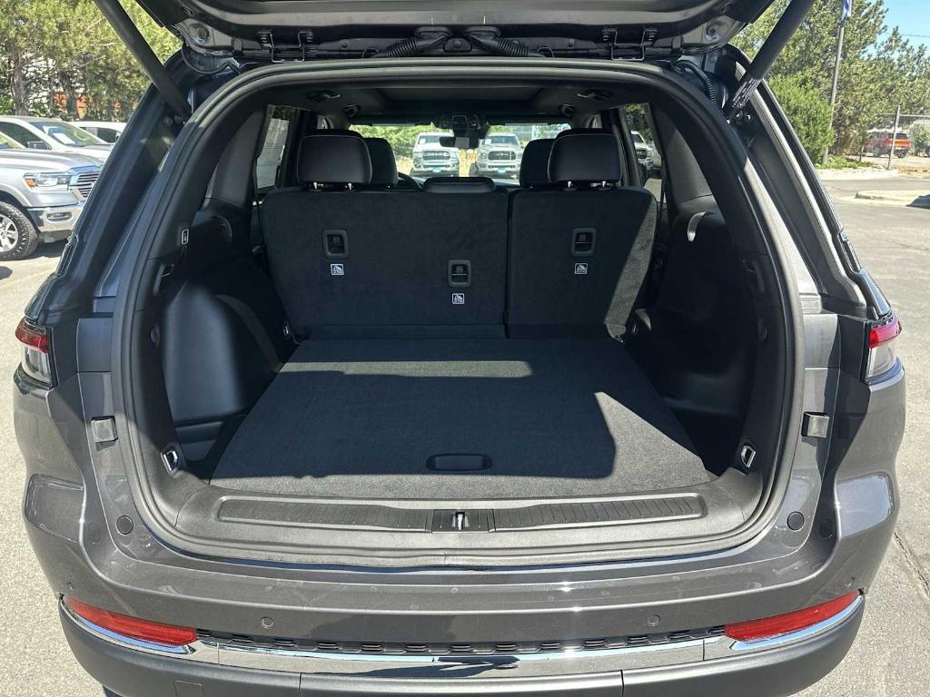 new 2025 Jeep Grand Cherokee car, priced at $44,190