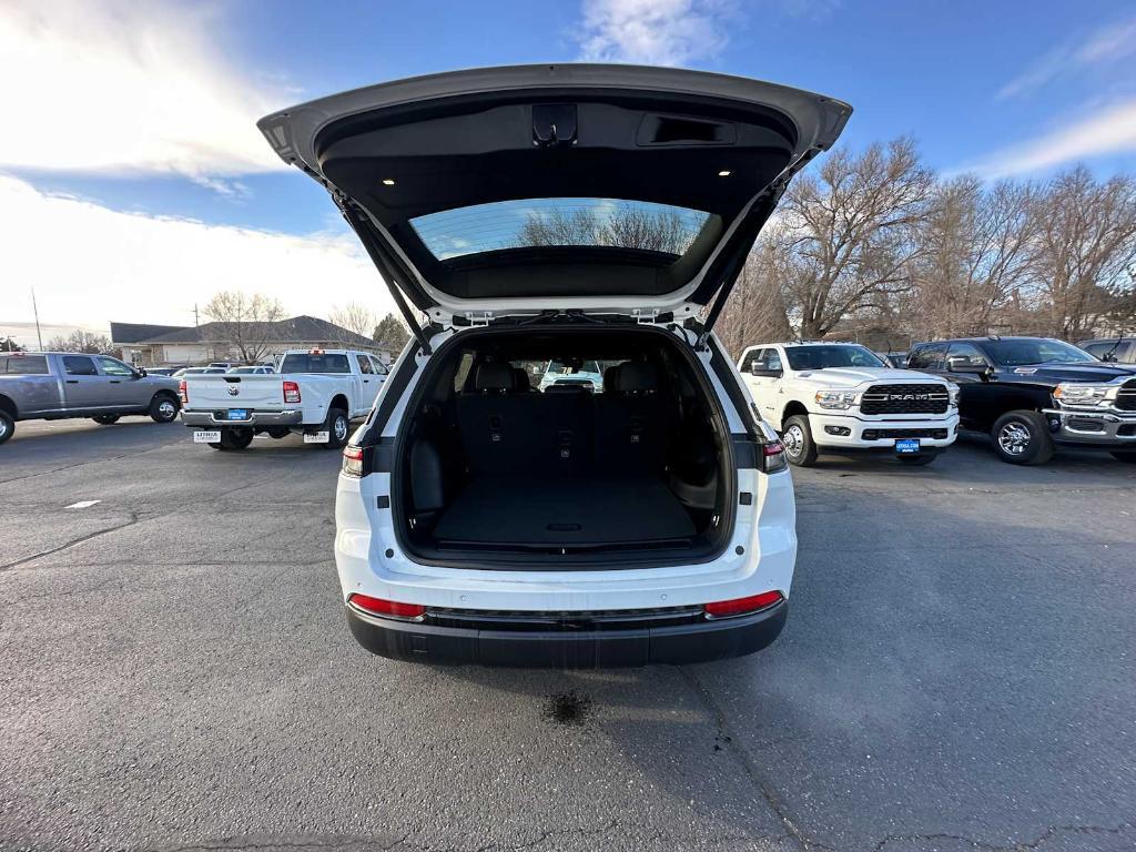 new 2025 Jeep Grand Cherokee car, priced at $41,794