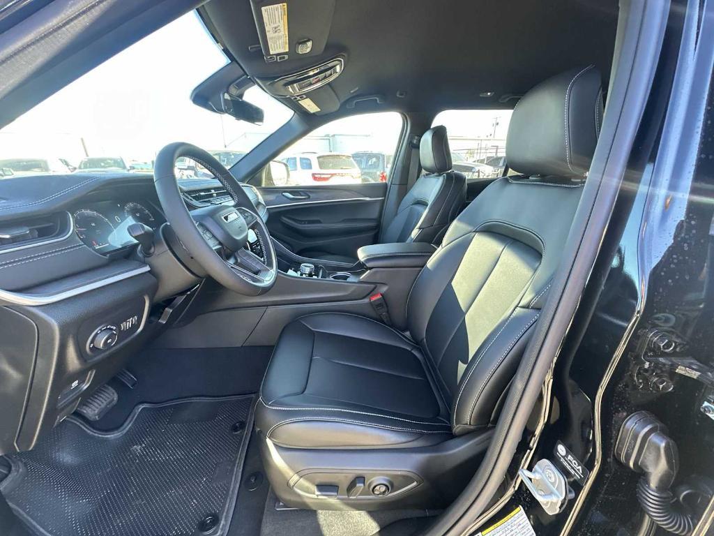 new 2025 Jeep Grand Cherokee car, priced at $42,701