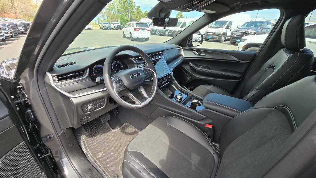 new 2025 Jeep Grand Cherokee car, priced at $41,922