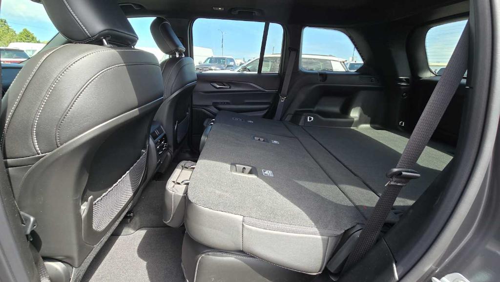 new 2025 Jeep Grand Cherokee car, priced at $41,922