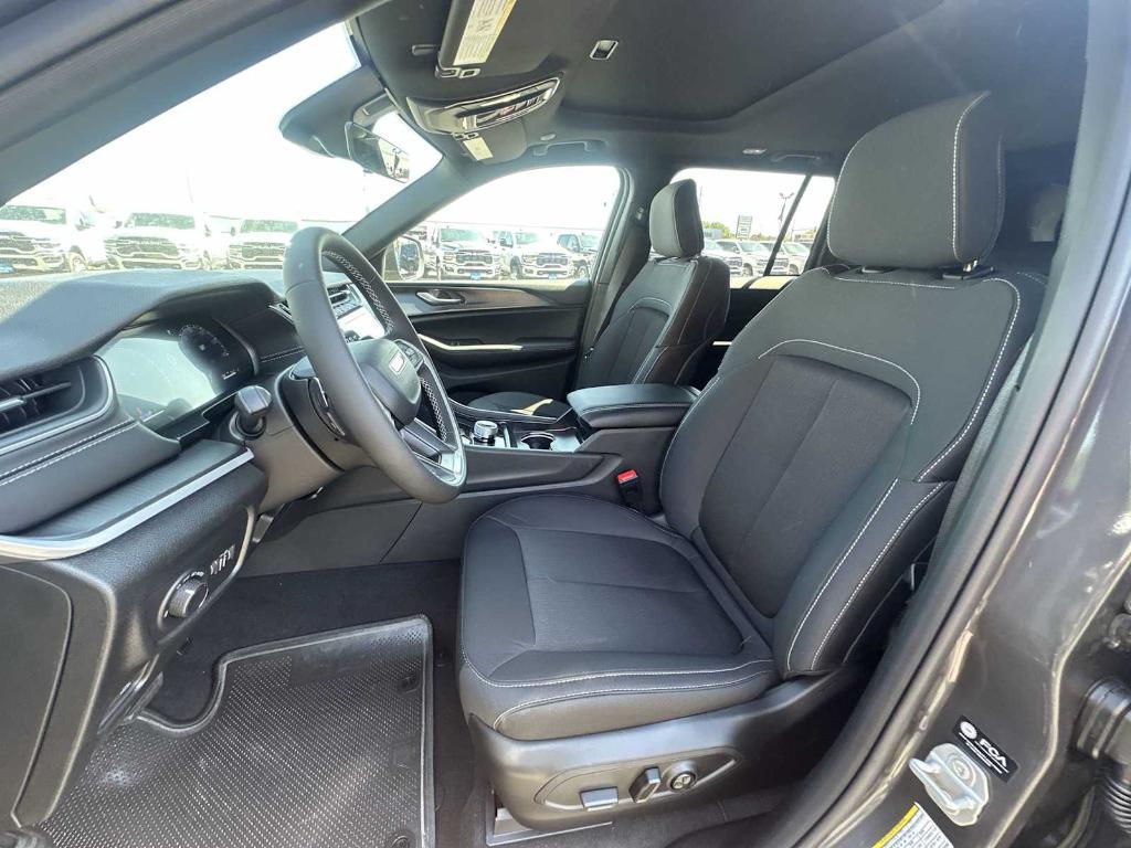 new 2025 Jeep Grand Cherokee car, priced at $36,540