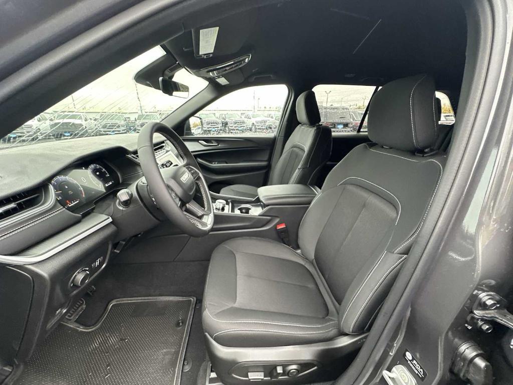 new 2025 Jeep Grand Cherokee car, priced at $38,375