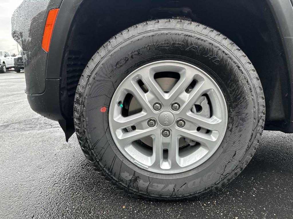 new 2025 Jeep Grand Cherokee car, priced at $38,375