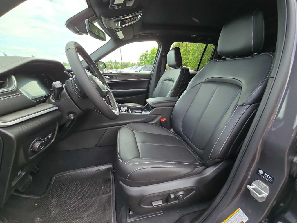 new 2025 Jeep Grand Cherokee car, priced at $52,046