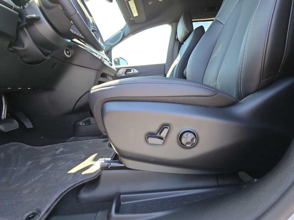 new 2025 Chrysler Pacifica car, priced at $43,662