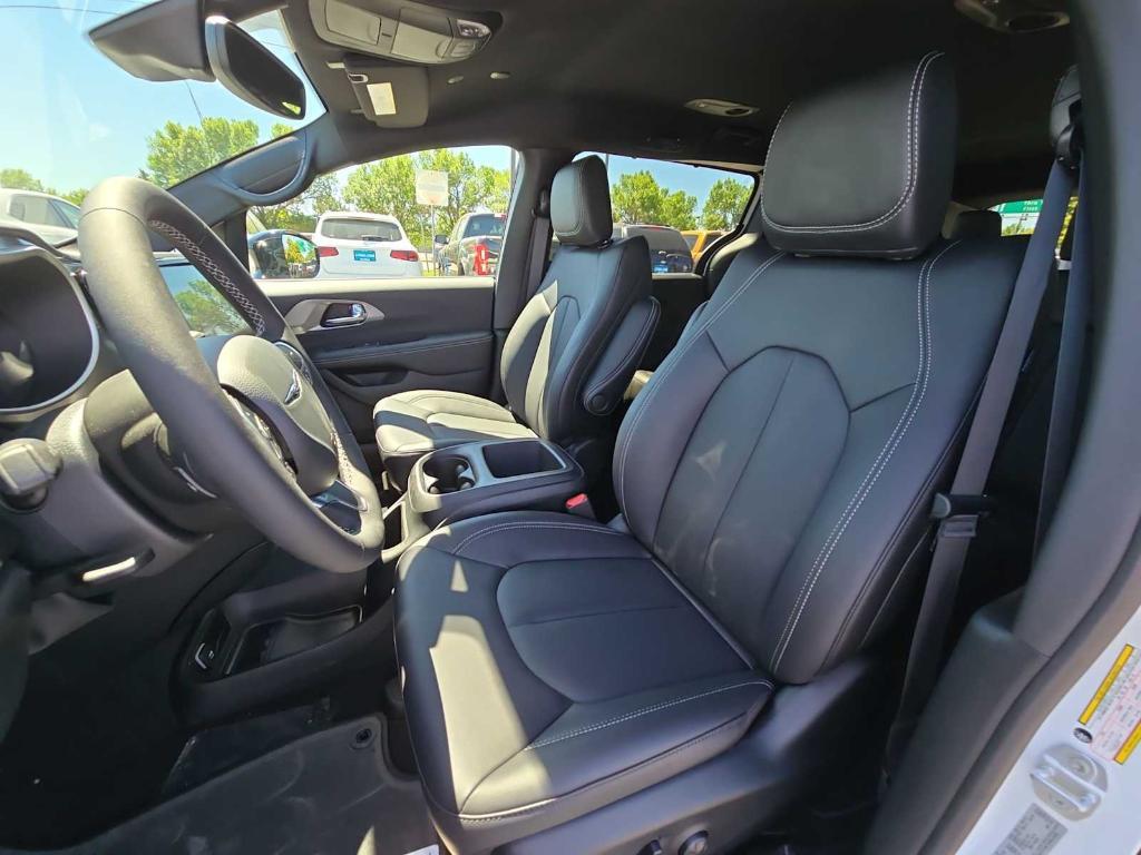 new 2025 Chrysler Pacifica car, priced at $43,662